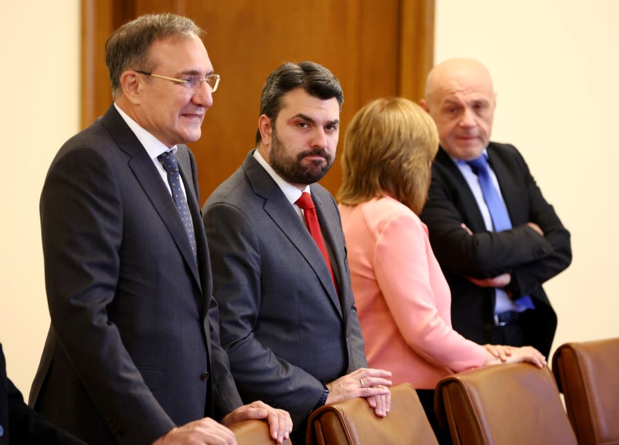 Правителството предлага да бъдат назначени 19 посланици и един постоянен представител в ООН