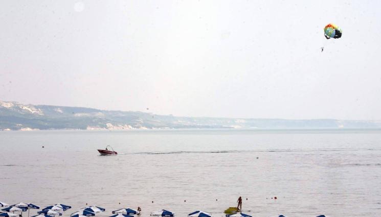 В - ВЪПРЕКИ ТРАГЕДИЯТА: Парашутите пак полетяха на морето!