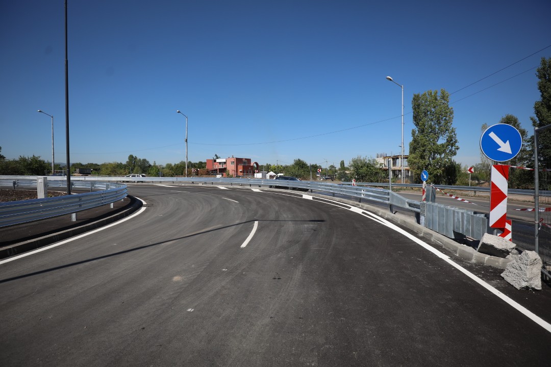 <p>Новият мост е с дължина 720 м и включва три ленти за движение, стойността му е близо 19 млн. лв. Изграждането на втория мост при &bdquo;Бакърена фабрика&ldquo; е част от третия градски ринг и с него се подобрява свързаността към северните райони на София.</p>
