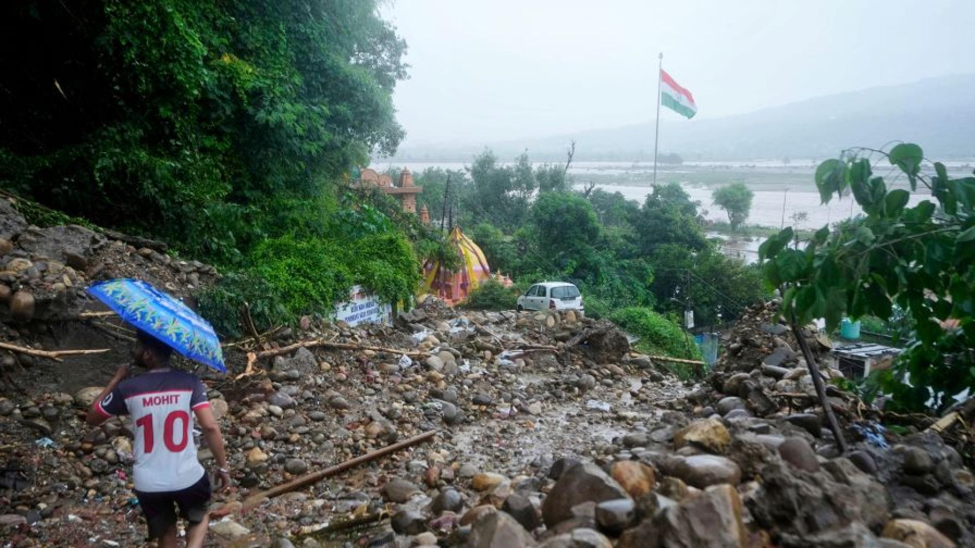 Най малко 30 души загинаха и няколко бяха ранени след като