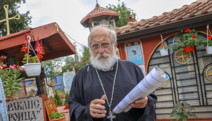 Отец Константин - Отец Константин от Суходолския манастир пред