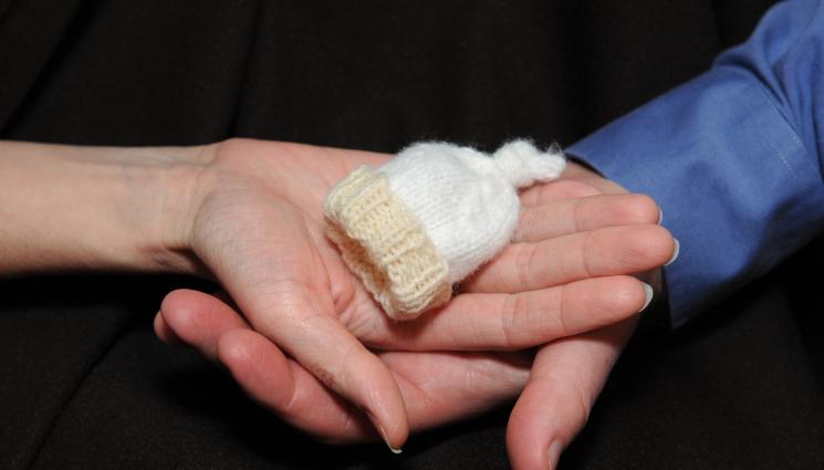 мъртво бебе - КАТО ОТ ФИЛМ НА УЖАСИТЕ: Погребална агентка складира трупове на бебета в дома си! (СНИМКИ+ВИДЕО)