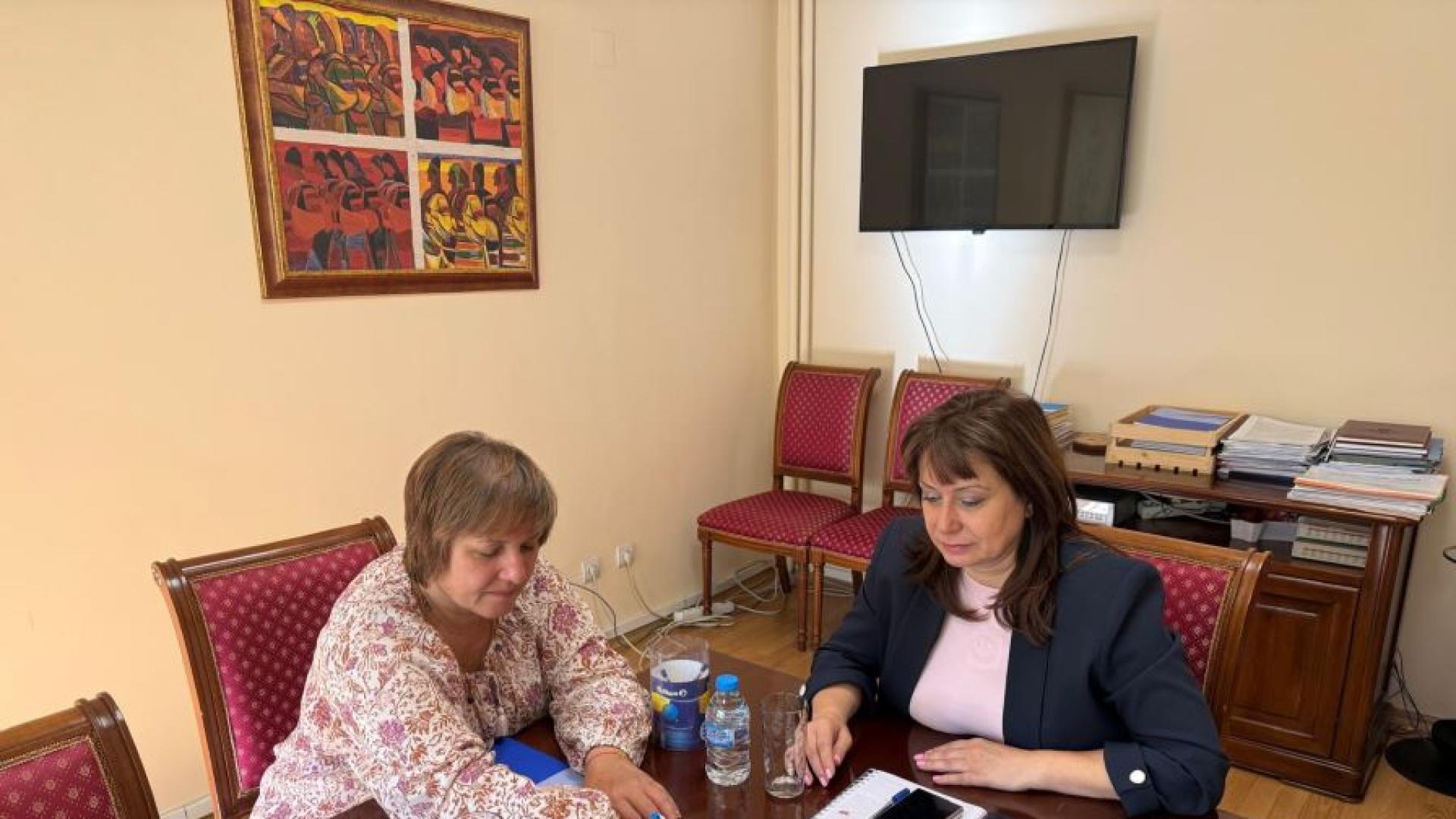 Омбудсманът Велислава Делчева и управителят на Националния осигурителен институт НОИ