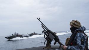 украински военнослужещ на черноморското крайбрежие