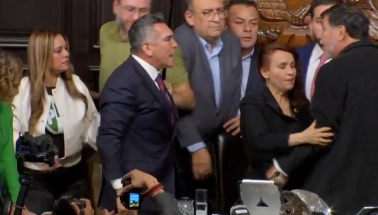 d - БОКС В КЮСТЮМИ: Сенатори се сбиха в Мексико (ВИДЕО)