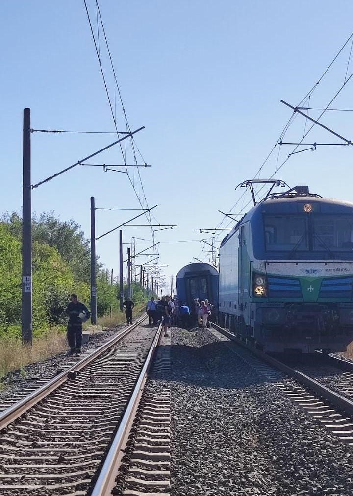 дерайлирал влак