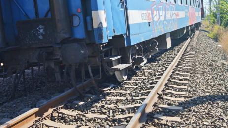 дерайлирал влак