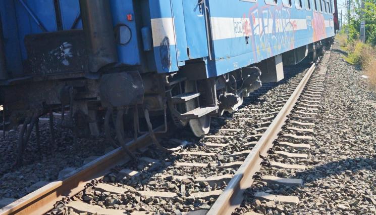дерайлирал влак - Дерайлирал влак със зърно блокира Искърското дефиле посред нощ