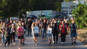 Близки на загинал на пътя мъж излязоха на протест във