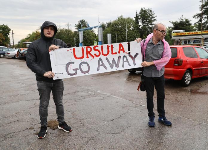 Протест на Възраждане пред ВМЗ Сопот срещу Урсула фон дер