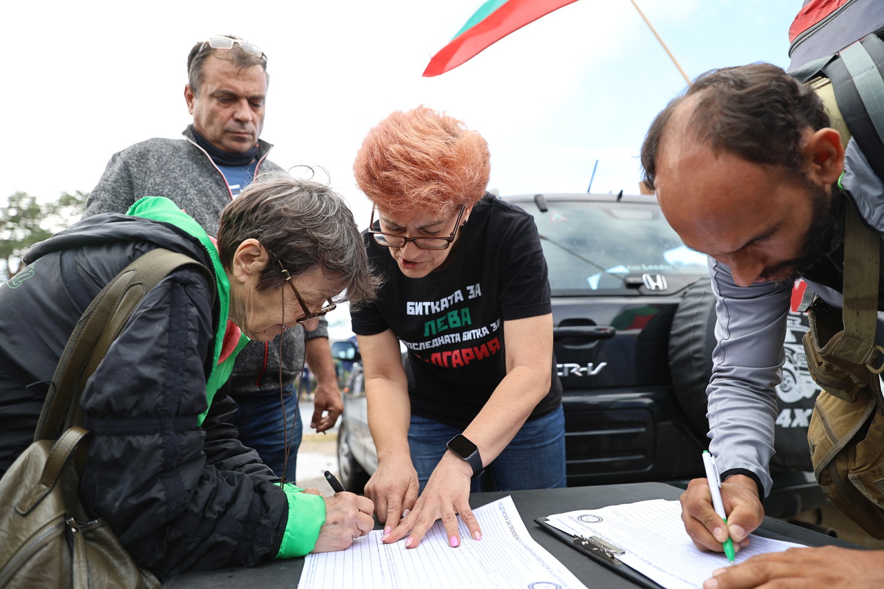 <p>Привърженици на партия &quot;Възраждане&quot; протестират на площада пред &quot;Вазовските машиностроителни заводи&quot; (ВМЗ) в Сопот по повод на предстоящото днес посещение на премиера Росен Желязков и председателя на Европейската комисия (ЕК) Урсула фон дер Лайен в държавното предприятие.</p>