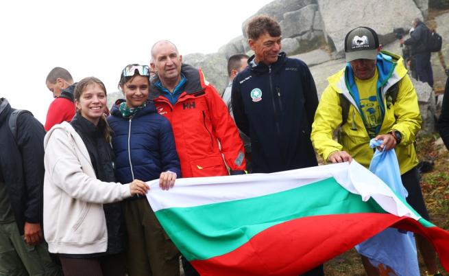 Президентът Радев изкачи Черни връх за 130 години туризъм у нас (СНИМКИ)