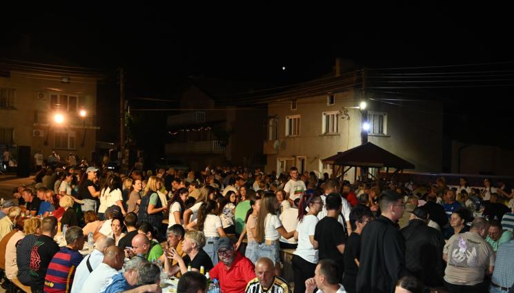 иван костов - На празник в Симитли: Иван Костов вдигна банкет с кукери