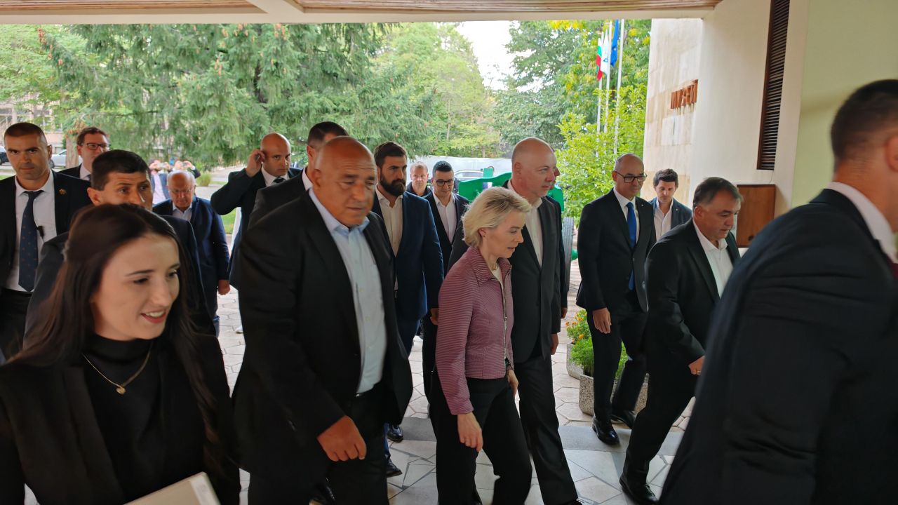 <p>По време на посещението си в страната Фон дер Лайен проведе среща с българския министър-председател Росен Желязков. Двамата обсъдиха въпроси, свързани с европейската сигурност и отбрана. След това те разгледаха завода и се запознаха с неговите възможности заедно на лидера на ГЕРБ Бойко Борисов и военния министър Атанас Запрянов.&nbsp;</p>