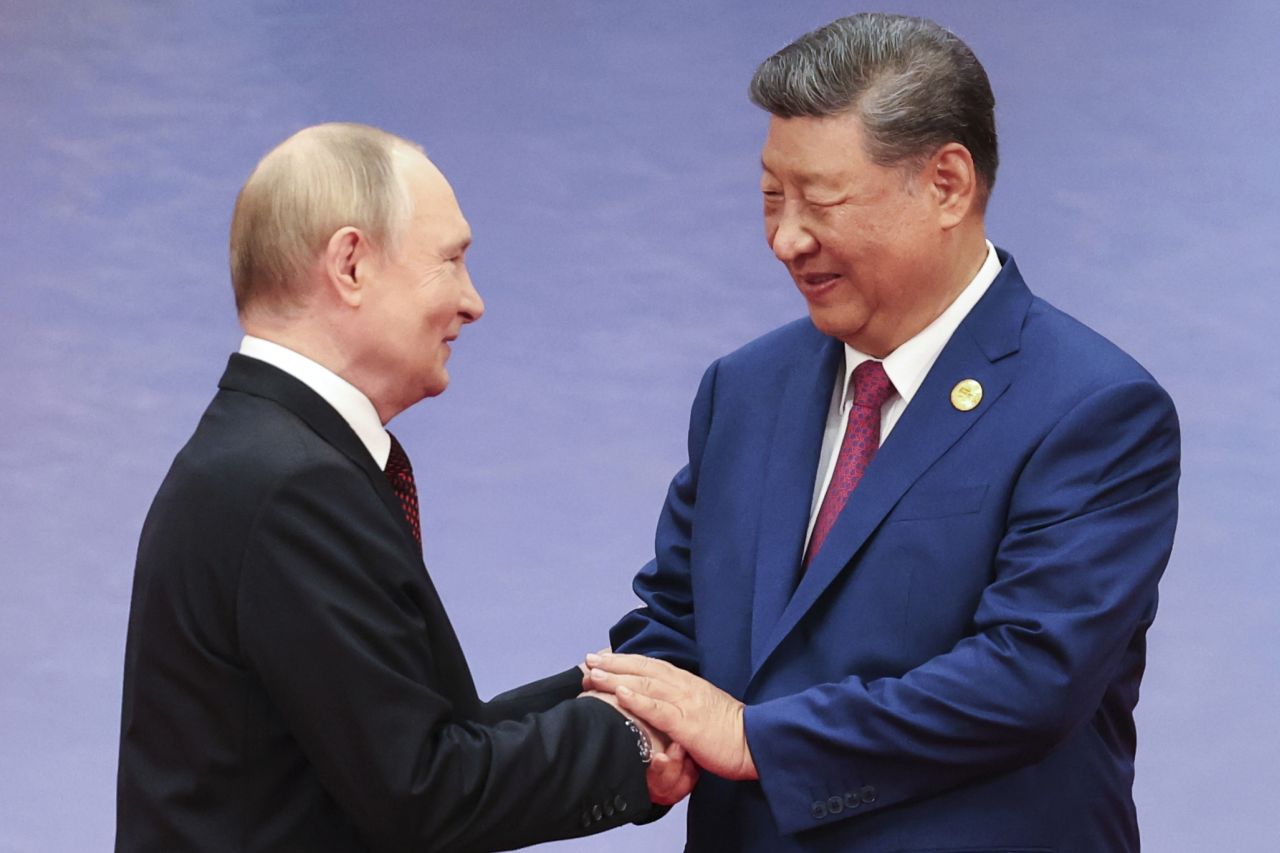 Си Цзинпин и Путин демонстрираха единство на срещата на върха в Китай