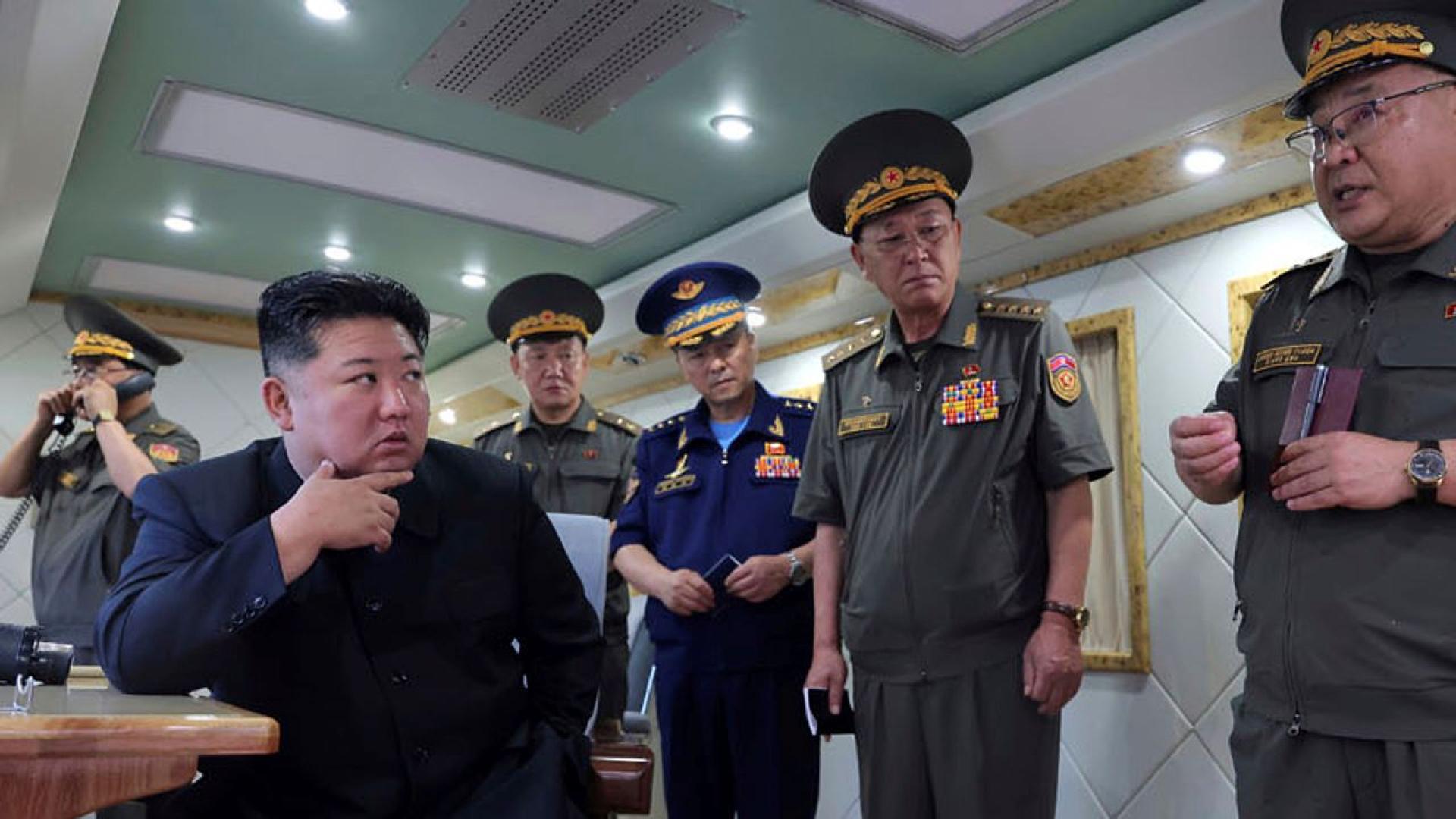 Севернокорейският лидер Ким Чен ун инспектира вчера нова производствена линия за