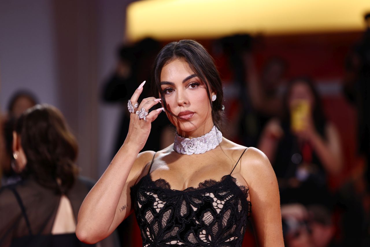 <p>Фестивалът Filming Italy Venice Award, част от 82-рото издание на Международния кинофестивал във Венеция, събра световни звезди на червения килим. На 31 август 2025 г. във Венеция блясъкът на киното, модата и изкуството се срещнаха, за да отпразнуват силата на седмото изкуство. Сред специалните гости беше и Джорджина Родригес, която привлече вниманието на публиката и фотографите със стилното си присъствие</p>