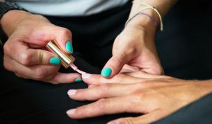 Маникюр, фризьор и евро: Ще се бръкнем ли с центове повече