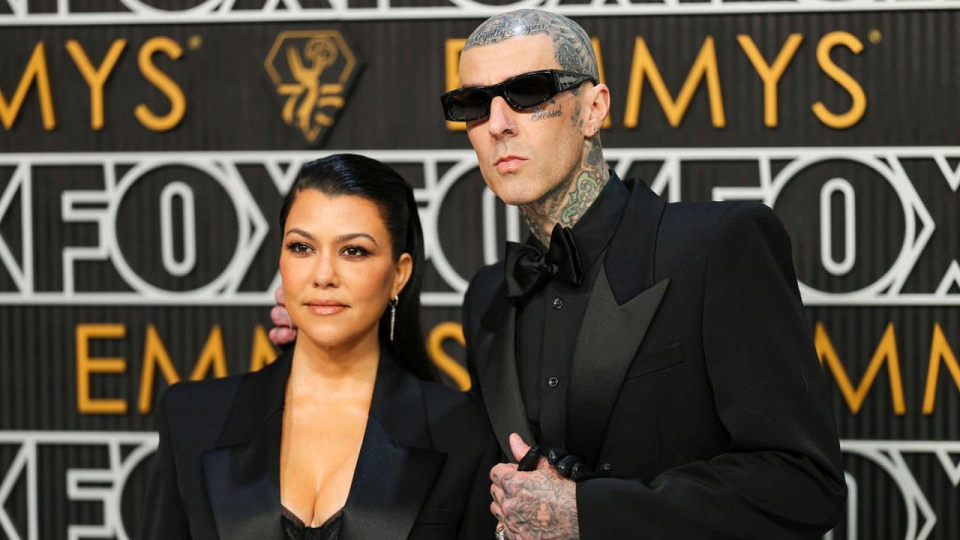 Кортни Кардашиян показа завидните си извивки в оскъден черен бански