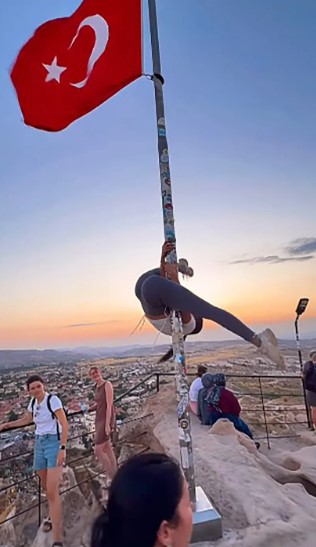 турско знаме и таньорка