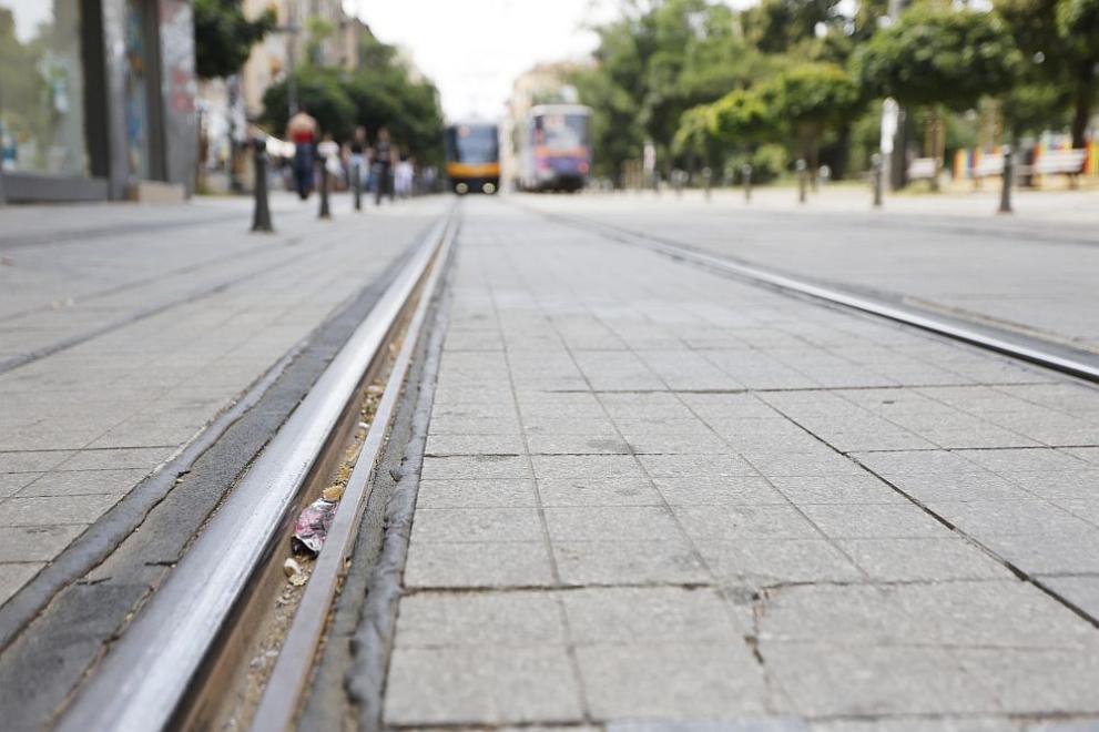 Трамвай е излязъл от релсите близо до Румънскотопосолство, съобщи . Няма