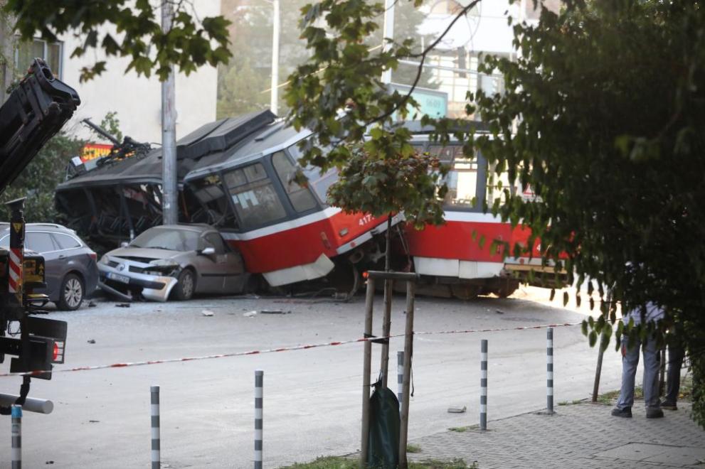 Инцидентът с дерайлиралия трамвай в София се дължи на външна