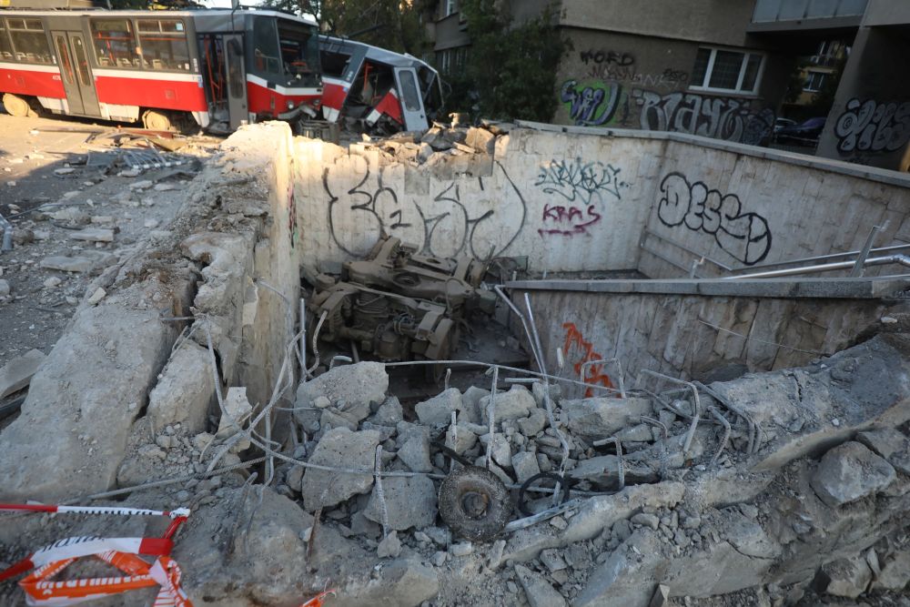 Трамвай се вряза в подлез – удари коли и нанесе щети