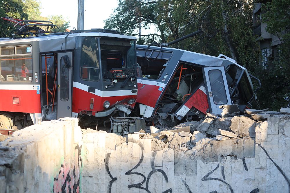 Трамвай се вряза в подлез – удари коли и нанесе щети