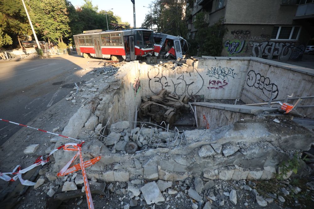 Трамвай се вряза в подлез – удари коли и нанесе щети