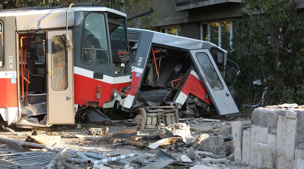 Трамвай „без ватман“ дерайлира и се вряза в подлез, по чудо няма жертви (СНИМКИ)