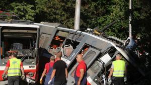 Започна работата по отстраняване на дерайлиралия трамвай в района на