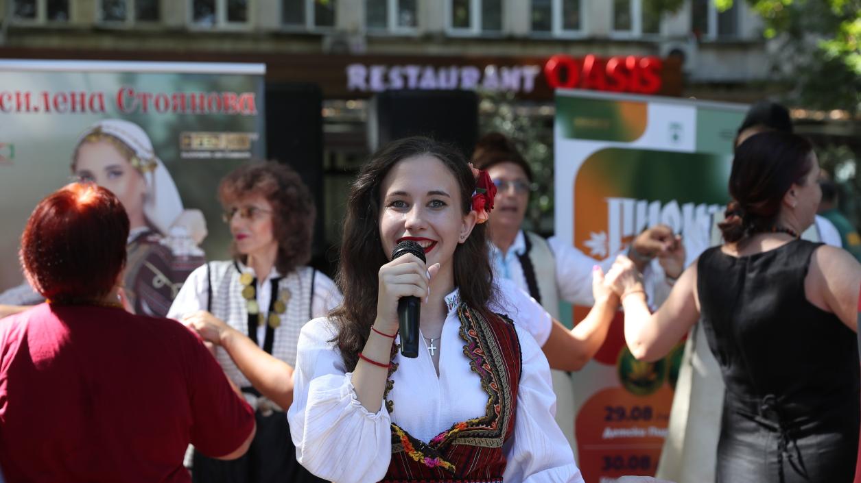Василена Стоянова представи дебютния си албум „Пиринско момиче“