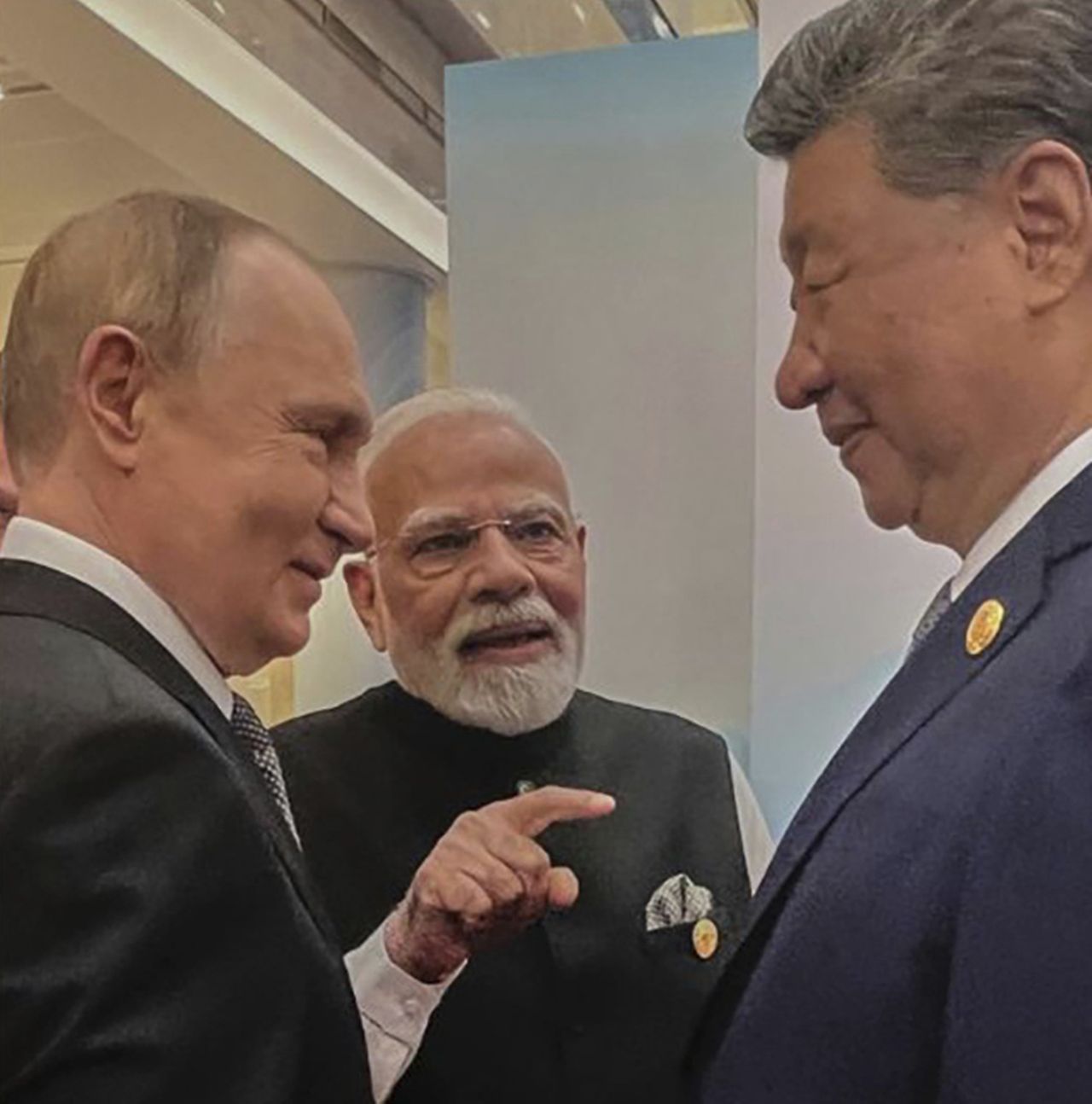 <p>Китай постла червения килим за над две дузини световни лидери, пристигнали в Пекин за мащабния военен парад на 3 септември. Събитието отбелязва 80-ата годишнина от капитулацията на Япония</p>