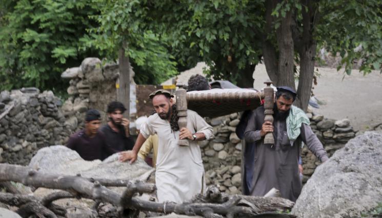 афганистан - АПОКАЛИПСИСЪТ В АФГАНИСТАН: 900 загинали след мощното земетресение!