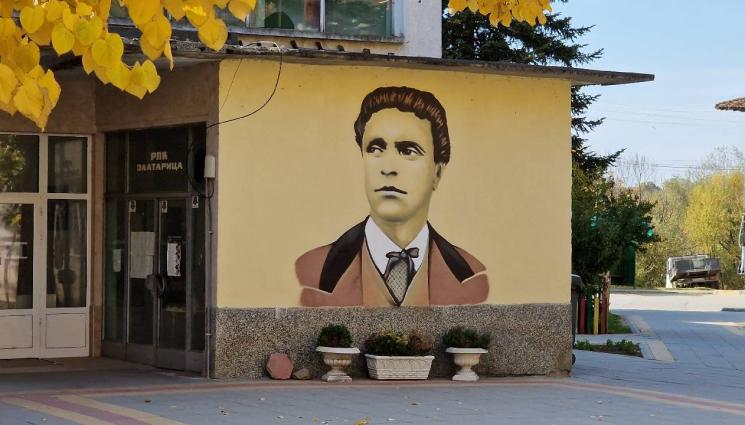 d - ОТ ГРАНИТ И БРОНЗ: Триметрови Левски и Ботев се извисяват в Златарица