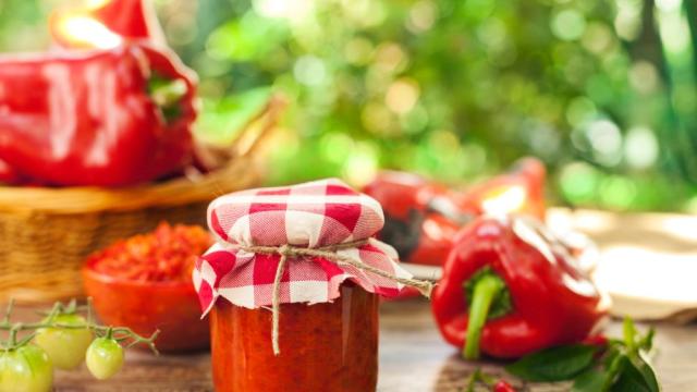 Най-вкусните рецепти за неустоима лютеница - класика в буркан