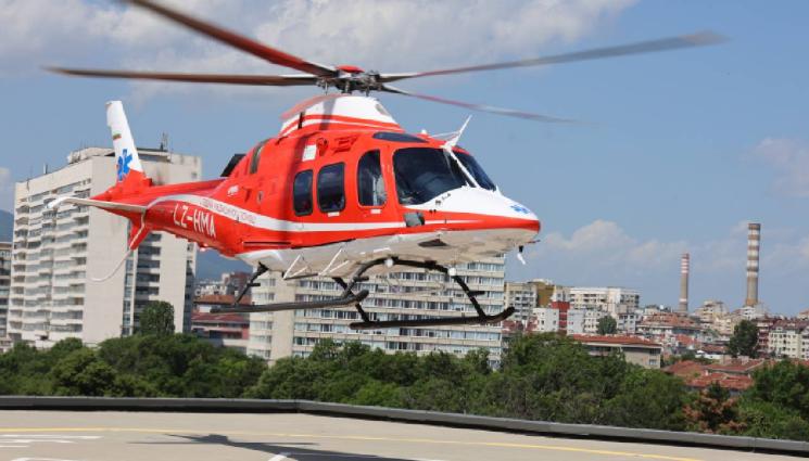 д - Два медицински хеликоптера транспортираха премазаните от ТИР братчета до 