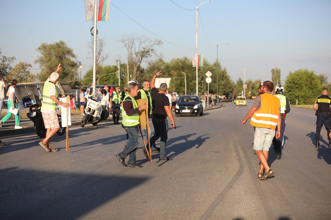 <p>Протест на жители на Локорско и &bdquo;Кремиковци&rdquo; срещу отварянето на нова кариера блокира &bdquo;Ботевградско шосе&rdquo;</p>