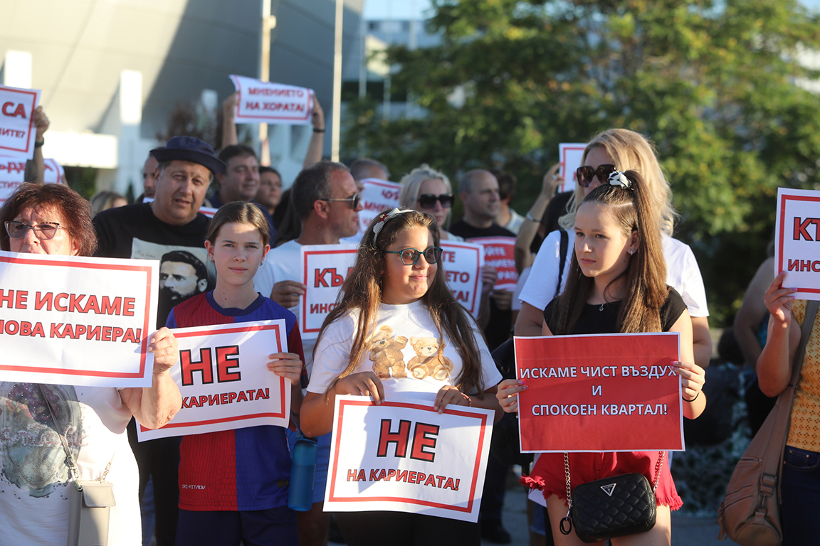 <p>Протест на жители на Локорско и &bdquo;Кремиковци&rdquo; срещу отварянето на нова кариера блокира &bdquo;Ботевградско шосе&rdquo;</p>