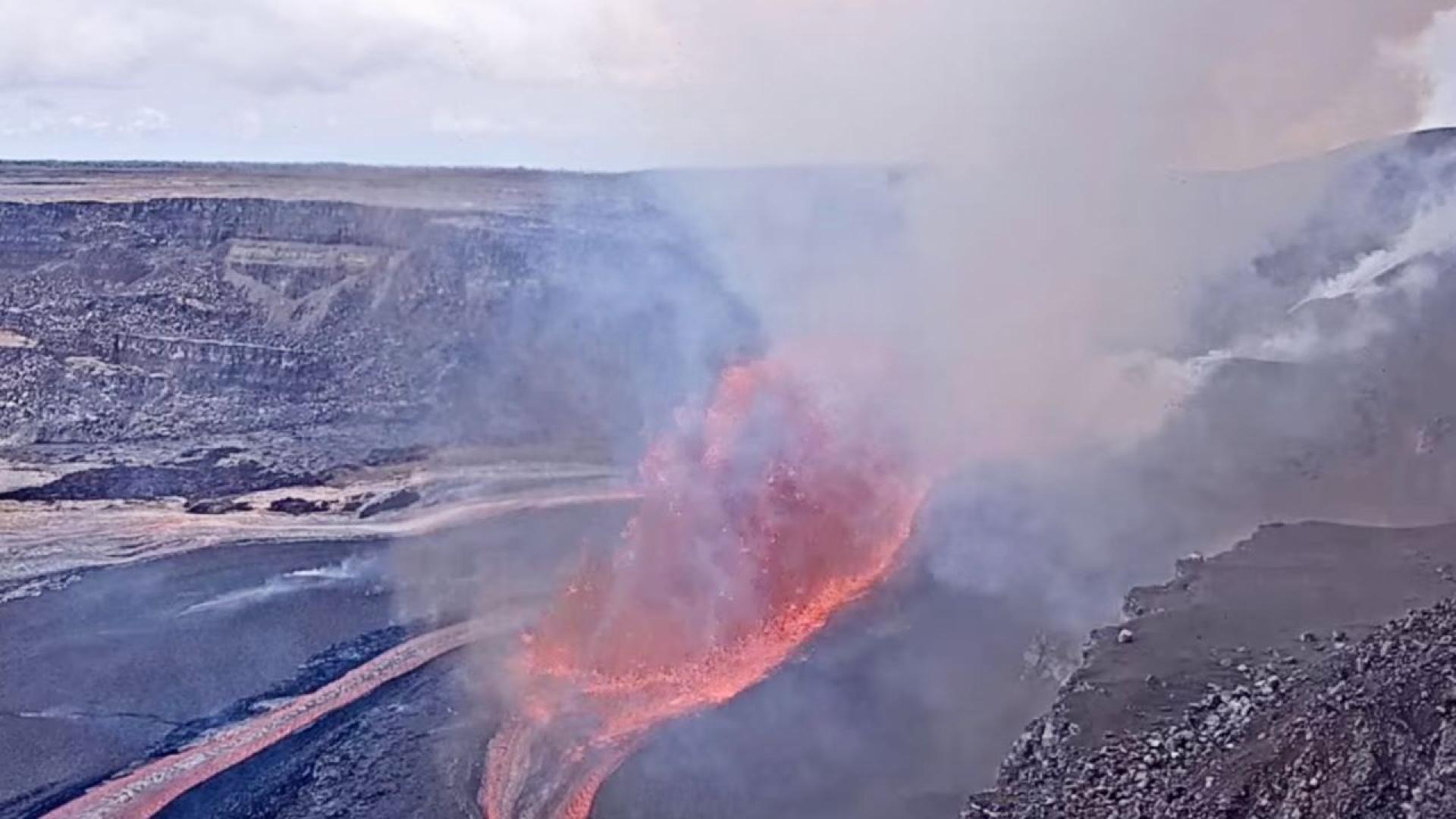 Вулканът Килауеа на Хаваите отново започна да изригва изхвърляйки лава