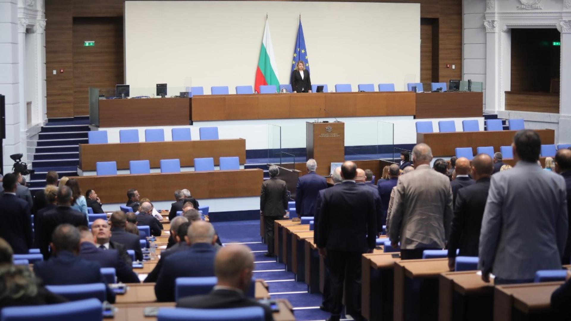 Парламентът не събра кворум от първия опит за започване на