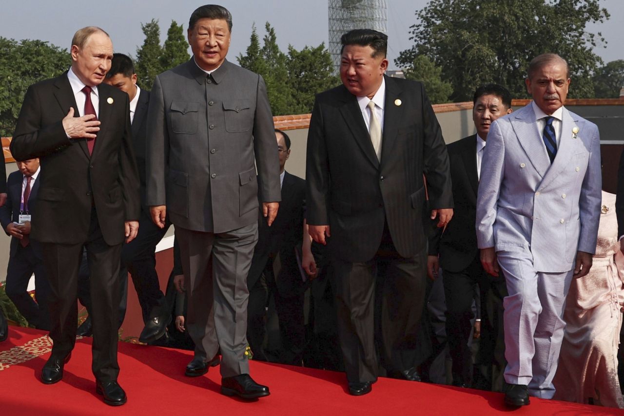 <p>Пекин отбеляза 80 години от победата над Япония с грандиозен парад, на който бяха показани хиперзвукови ракети, подводни дронове и &bdquo;роботизирани вълци&ldquo;. Си Дзинпин дефилира редом с Владимир Путин и Ким Чен-ун, превръщайки събитието в демонстрация не само на военна мощ, но и на политическо послание. В тази галерия ще видите най-знаковите кадри от историческия спектакъл.</p>