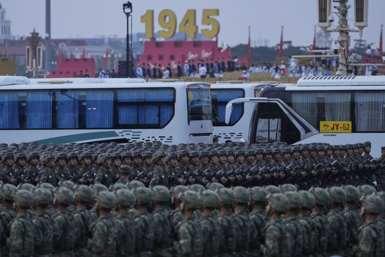 <p>Пекин отбеляза 80 години от победата над Япония с грандиозен парад, на който бяха показани хиперзвукови ракети, подводни дронове и &bdquo;роботизирани вълци&ldquo;. Си Дзинпин дефилира редом с Владимир Путин и Ким Чен-ун, превръщайки събитието в демонстрация не само на военна мощ, но и на политическо послание. В тази галерия ще видите най-знаковите кадри от историческия спектакъл.</p>