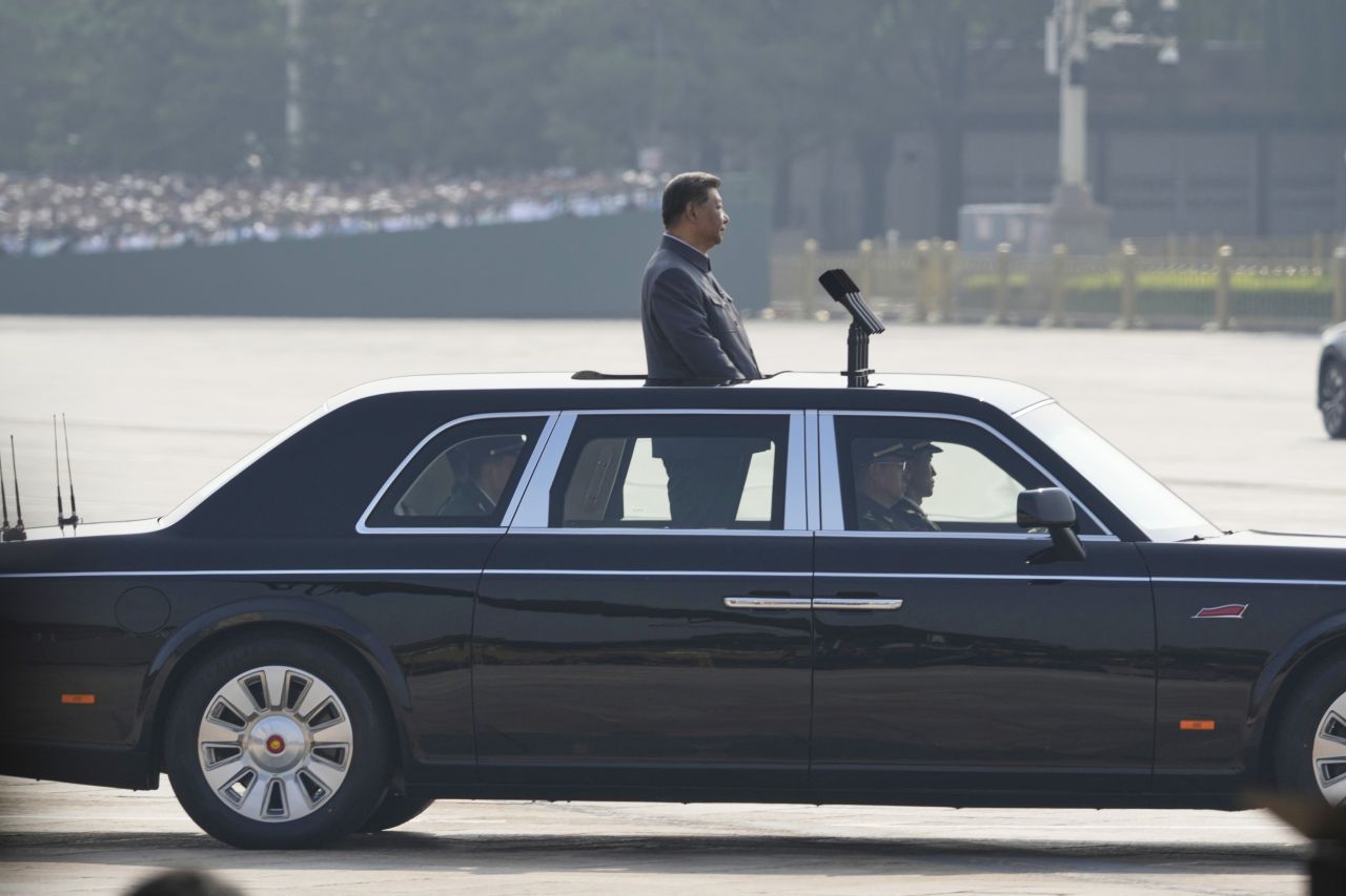 <p>Пекин отбеляза 80 години от победата над Япония с грандиозен парад, на който бяха показани хиперзвукови ракети, подводни дронове и &bdquo;роботизирани вълци&ldquo;. Си Дзинпин дефилира редом с Владимир Путин и Ким Чен-ун, превръщайки събитието в демонстрация не само на военна мощ, но и на политическо послание. В тази галерия ще видите най-знаковите кадри от историческия спектакъл.</p>