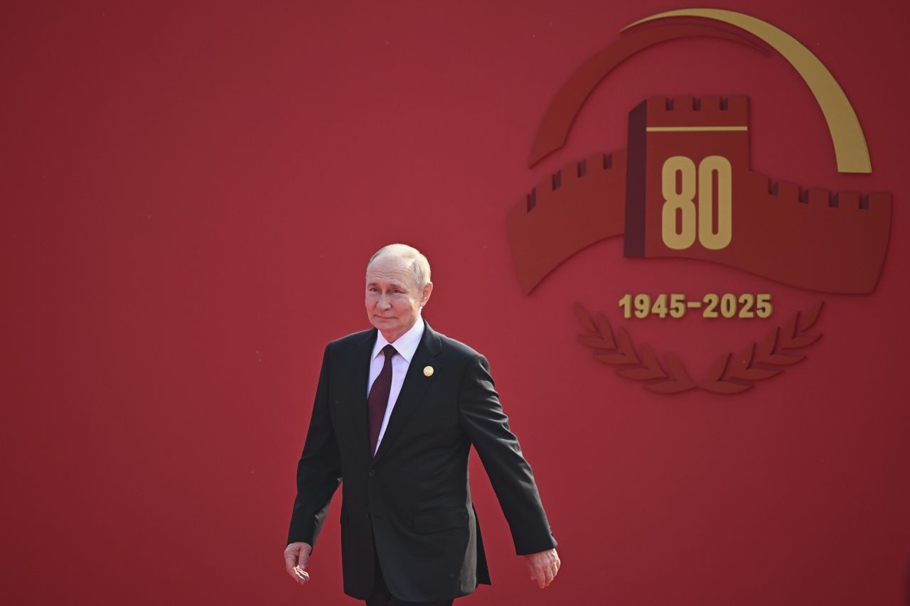 <p>Пекин отбеляза 80 години от победата над Япония с грандиозен парад, на който бяха показани хиперзвукови ракети, подводни дронове и &bdquo;роботизирани вълци&ldquo;. Си Дзинпин дефилира редом с Владимир Путин и Ким Чен-ун, превръщайки събитието в демонстрация не само на военна мощ, но и на политическо послание. В тази галерия ще видите най-знаковите кадри от историческия спектакъл.</p>