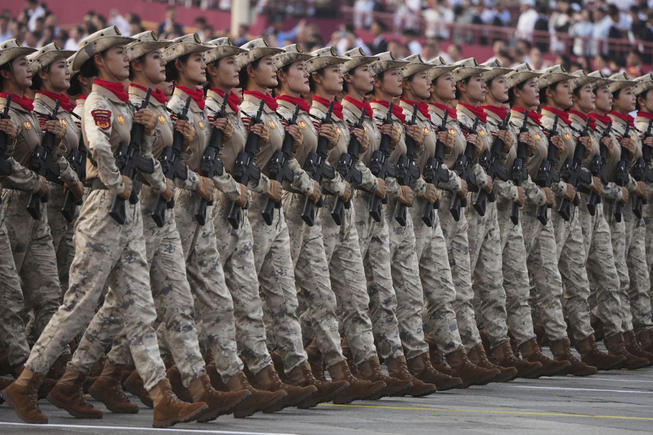 <p>Пекин отбеляза 80 години от победата над Япония с грандиозен парад, на който бяха показани хиперзвукови ракети, подводни дронове и &bdquo;роботизирани вълци&ldquo;. Си Дзинпин дефилира редом с Владимир Путин и Ким Чен-ун, превръщайки събитието в демонстрация не само на военна мощ, но и на политическо послание. В тази галерия ще видите най-знаковите кадри от историческия спектакъл.</p>