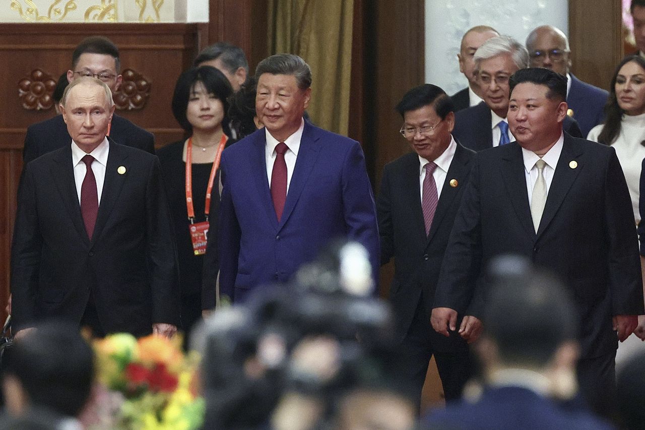 <p>Пекин отбеляза 80 години от победата над Япония с грандиозен парад, на който бяха показани хиперзвукови ракети, подводни дронове и &bdquo;роботизирани вълци&ldquo;. Си Дзинпин дефилира редом с Владимир Путин и Ким Чен-ун, превръщайки събитието в демонстрация не само на военна мощ, но и на политическо послание. В тази галерия ще видите най-знаковите кадри от историческия спектакъл.</p>