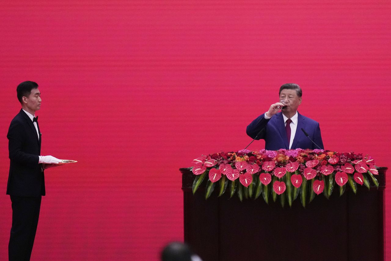 <p>Пекин отбеляза 80 години от победата над Япония с грандиозен парад, на който бяха показани хиперзвукови ракети, подводни дронове и &bdquo;роботизирани вълци&ldquo;. Си Дзинпин дефилира редом с Владимир Путин и Ким Чен-ун, превръщайки събитието в демонстрация не само на военна мощ, но и на политическо послание. В тази галерия ще видите най-знаковите кадри от историческия спектакъл.</p>