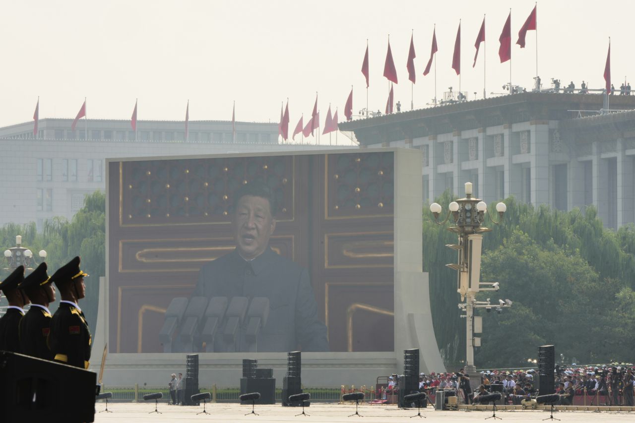 <p>Пекин отбеляза 80 години от победата над Япония с грандиозен парад, на който бяха показани хиперзвукови ракети, подводни дронове и &bdquo;роботизирани вълци&ldquo;. Си Дзинпин дефилира редом с Владимир Путин и Ким Чен-ун, превръщайки събитието в демонстрация не само на военна мощ, но и на политическо послание. В тази галерия ще видите най-знаковите кадри от историческия спектакъл.</p>