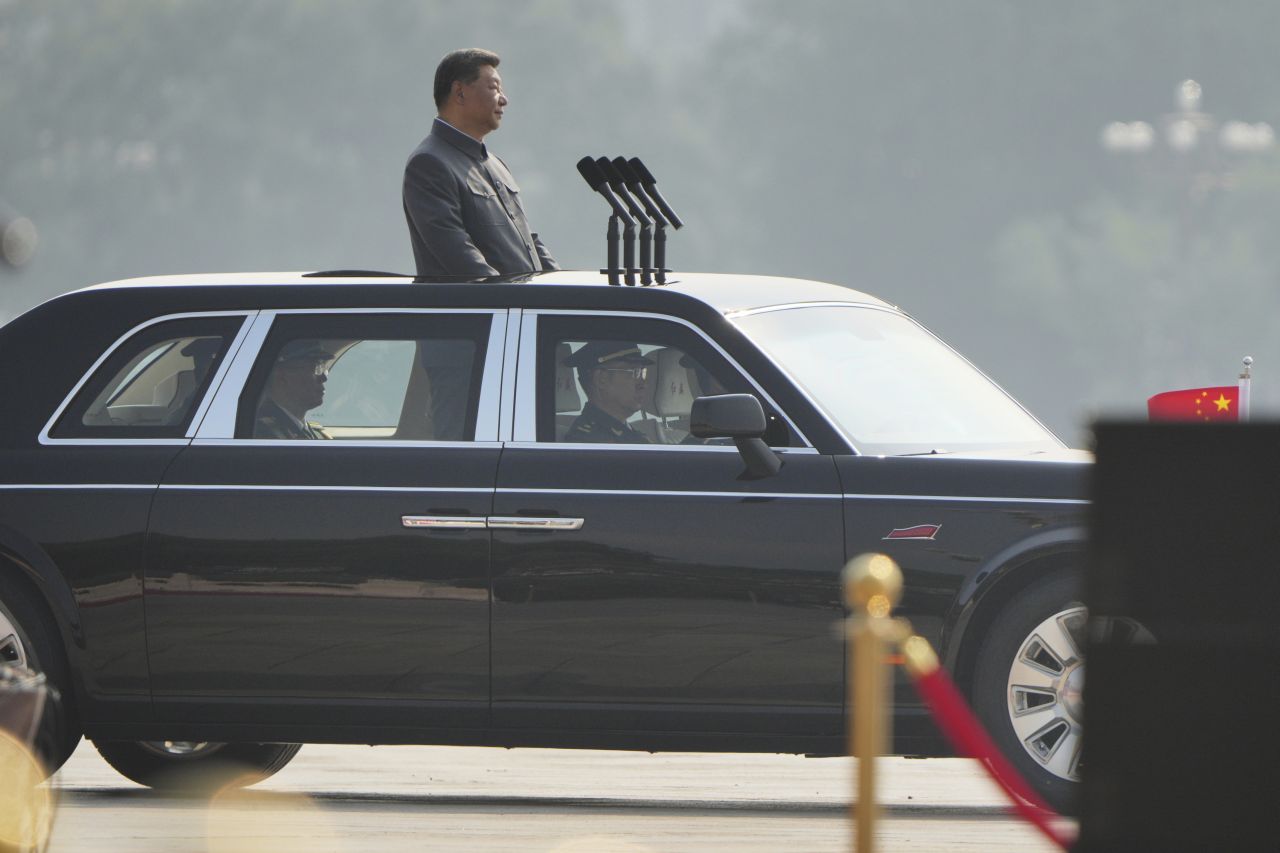 <p>Пекин отбеляза 80 години от победата над Япония с грандиозен парад, на който бяха показани хиперзвукови ракети, подводни дронове и &bdquo;роботизирани вълци&ldquo;. Си Дзинпин дефилира редом с Владимир Путин и Ким Чен-ун, превръщайки събитието в демонстрация не само на военна мощ, но и на политическо послание. В тази галерия ще видите най-знаковите кадри от историческия спектакъл.</p>